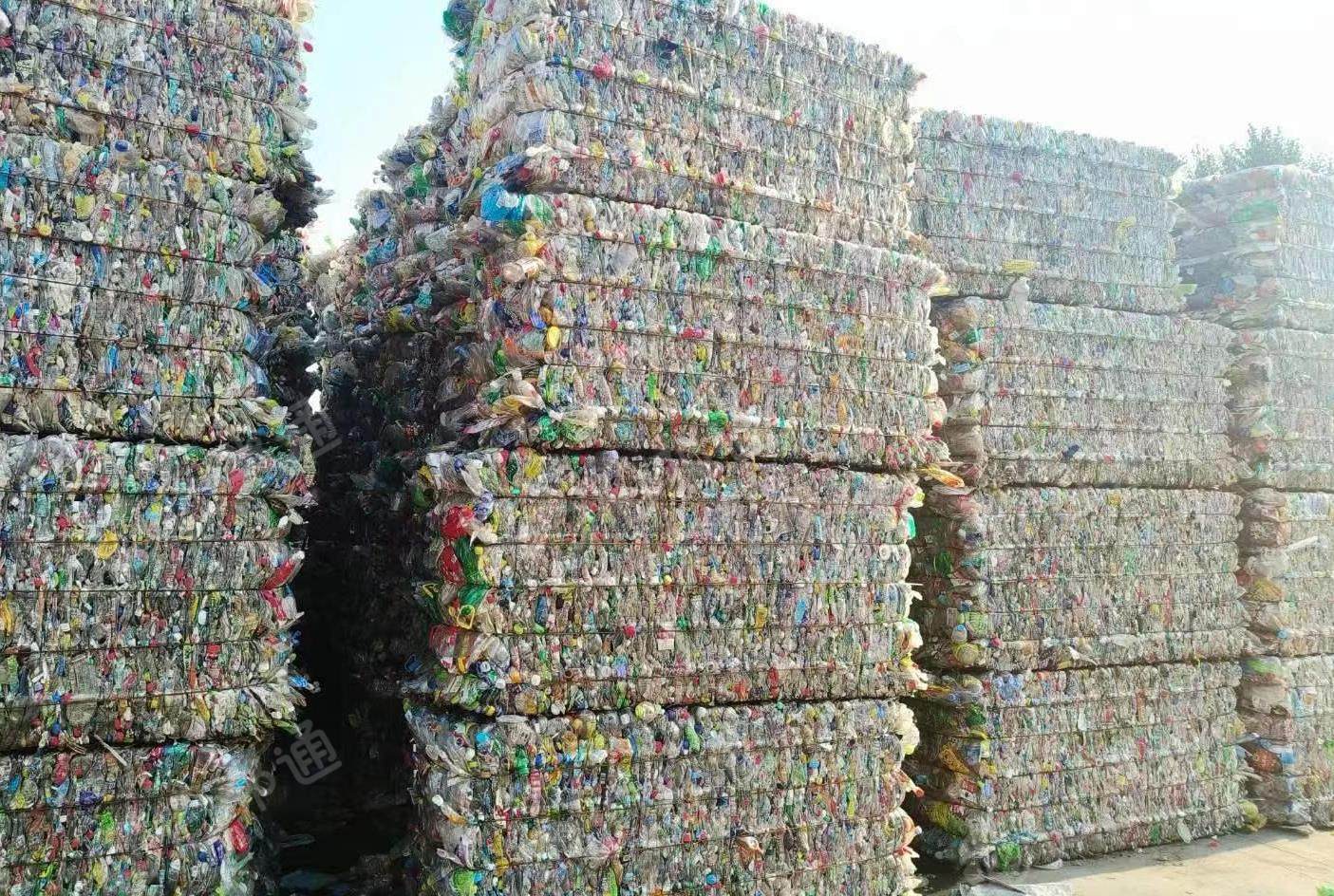 大量出售三色瓶砖,无杂色瓶,挂车满载32吨