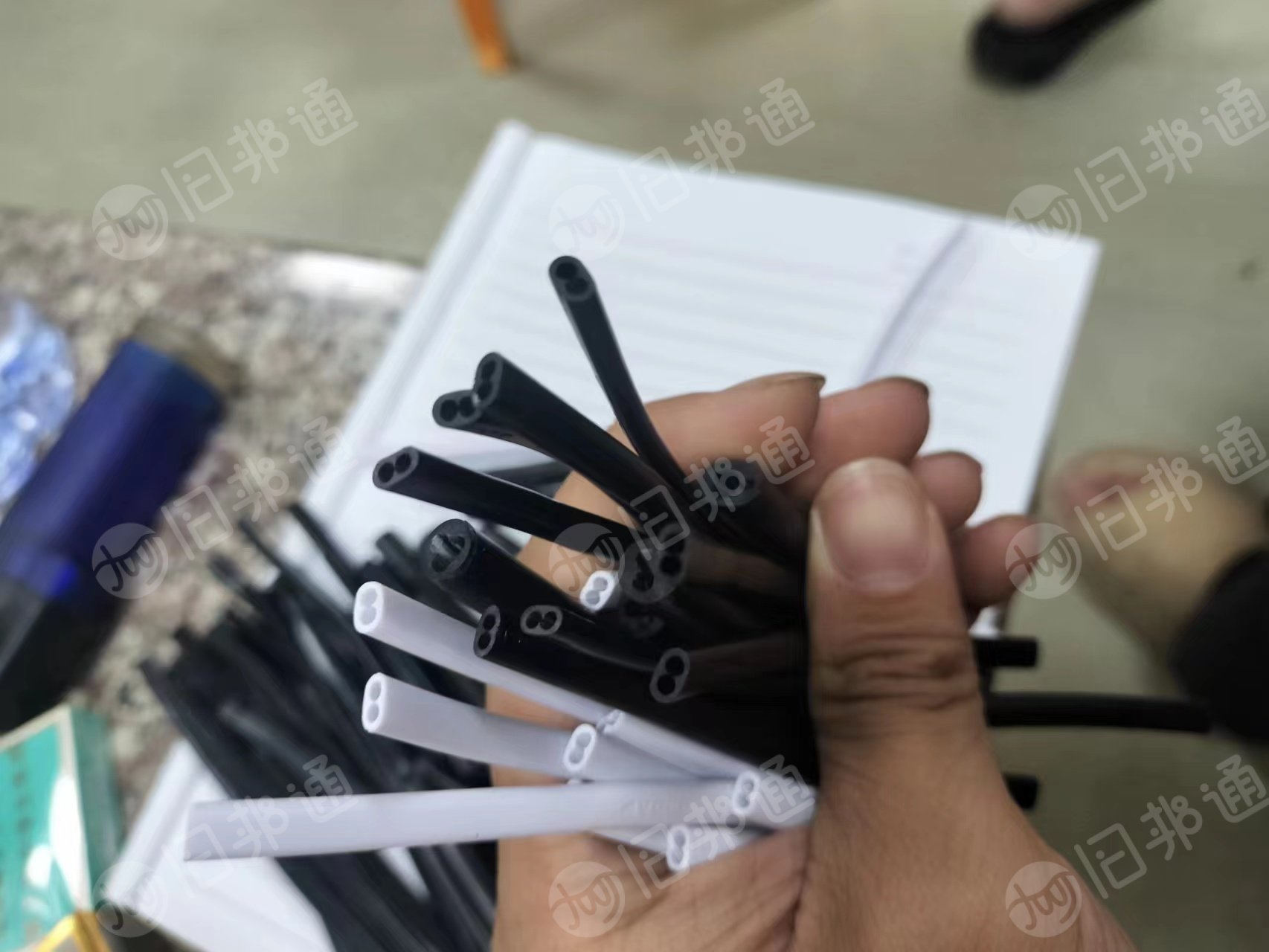 PVC数据线皮出售,黑白都有