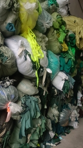 墨绿涤棉边角料大量出售