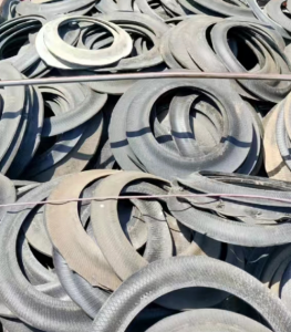 大小钢丝胎废料，铲车胎废料，尼龙胎废料，电摩胎废料长期出售