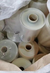 大量出售pet膜，单滑，厚度2.8-3.0丝，宽度35公分，和25公分分两种 分切，现货20吨