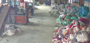 夏凉被的下脚料，涤纶废布，氨纶废布，可造粒。有分开装，大量出售