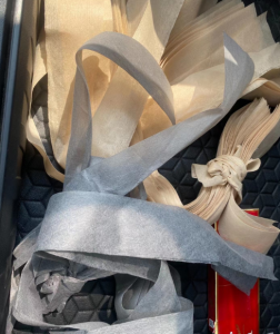 涤纶水刺无纺布切边料，含粘合剂加染料，现货30吨左右，大量出售