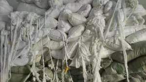 白色纯涤纶拉丝料，涤纶废丝，现货够车，长期出售