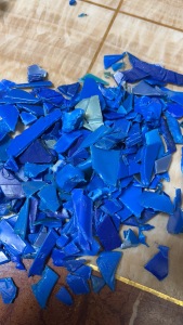 大蓝桶和原生中蓝桶破碎料统货，月供两三个柜