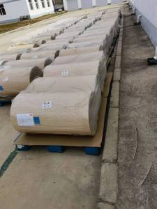 高压膜白黄两种颜色，现货成轴50吨，厚度8.5丝，宽950。有6吨袋子。长期出售