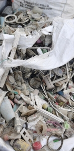 玻璃厂分选机下来的废塑料。大料杂胶，明响都有