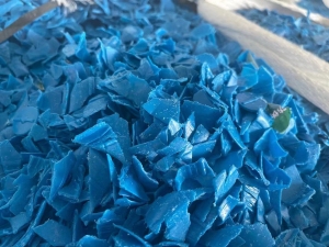 大量回收清洗好的大桶装水瓶盖子的破碎料