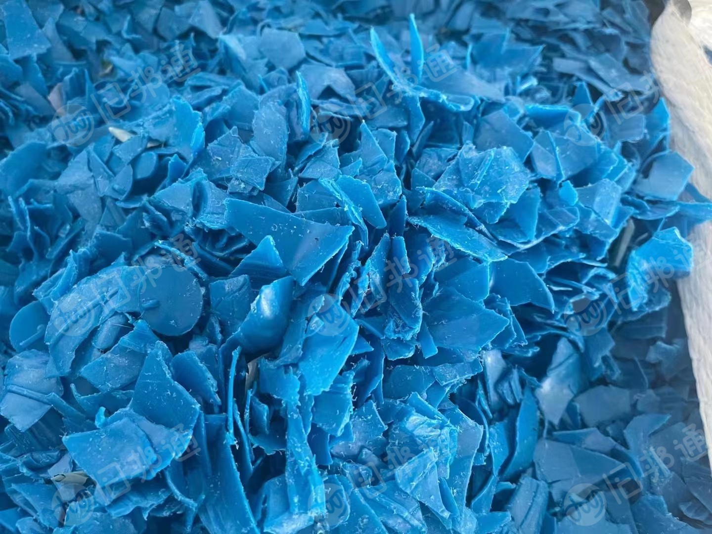 大量回收清洗好的大桶装水瓶盖子的破碎料