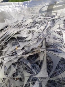 出售带油膜的PC片材废料，薄片。带胶、不带胶两种分开，现货20多吨 