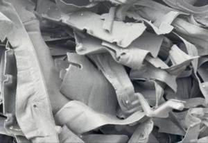 长期出售汽车黏膜脚垫，现货2车，月供200吨