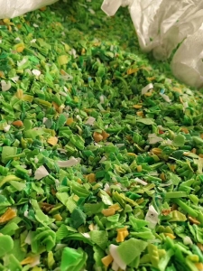 回收黄绿瓶盖破碎料一车