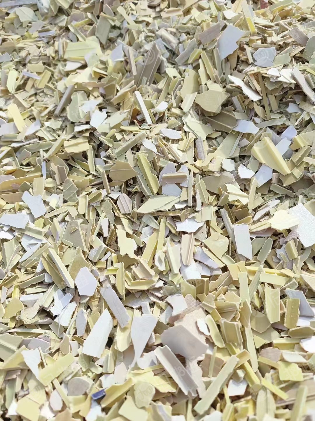 PVC护墙板破碎料,黄色发泡板破碎料大量回收