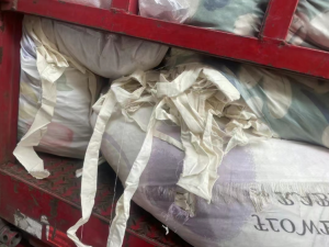 纺厂里下来的小洋布出售，含棉量82，现货20多吨