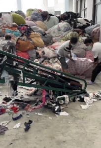 旧衣服黑料9.6米一车低价处理