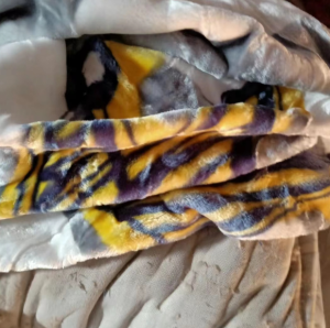 库存毛毯18吨低价处理！