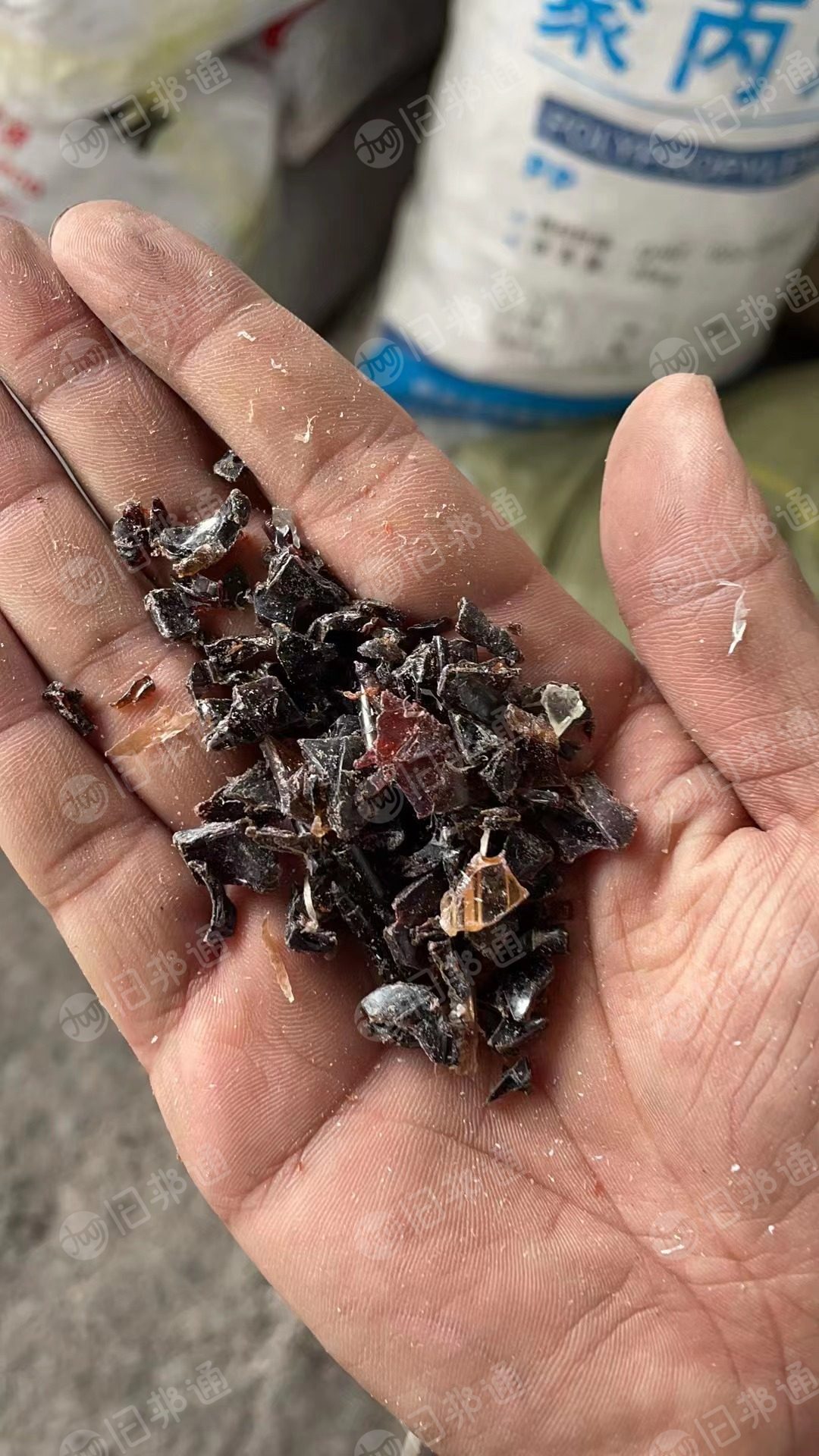 PET吹瓶块料,白色和茶色分开,茶色就3吨,现货总共一挂车出售