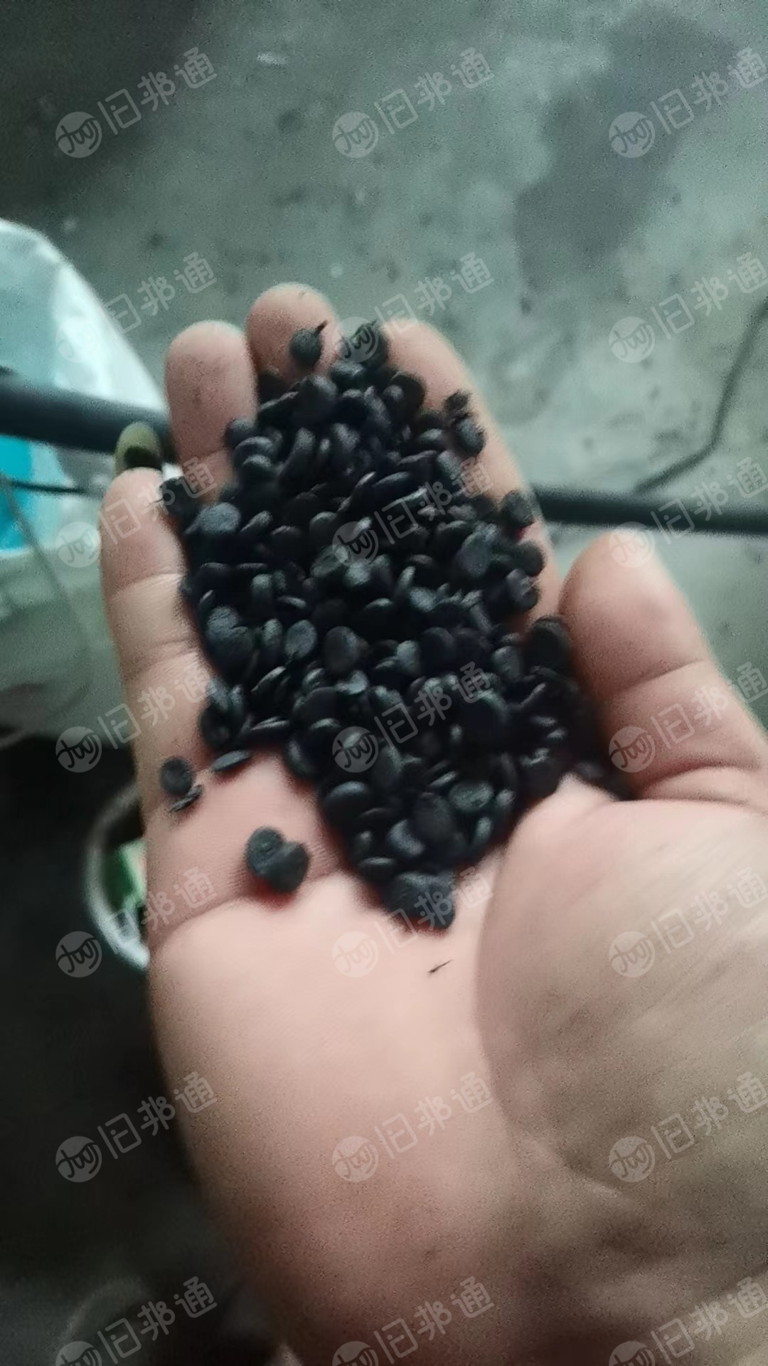 软质PVC颗粒,有黑色和卡其色颗粒,长期供应