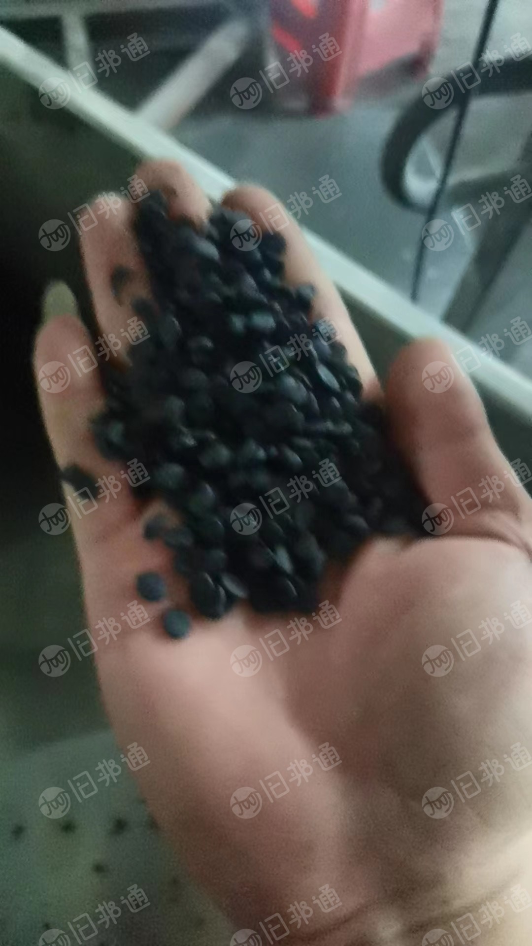软质PVC颗粒,有黑色和卡其色颗粒,长期供应