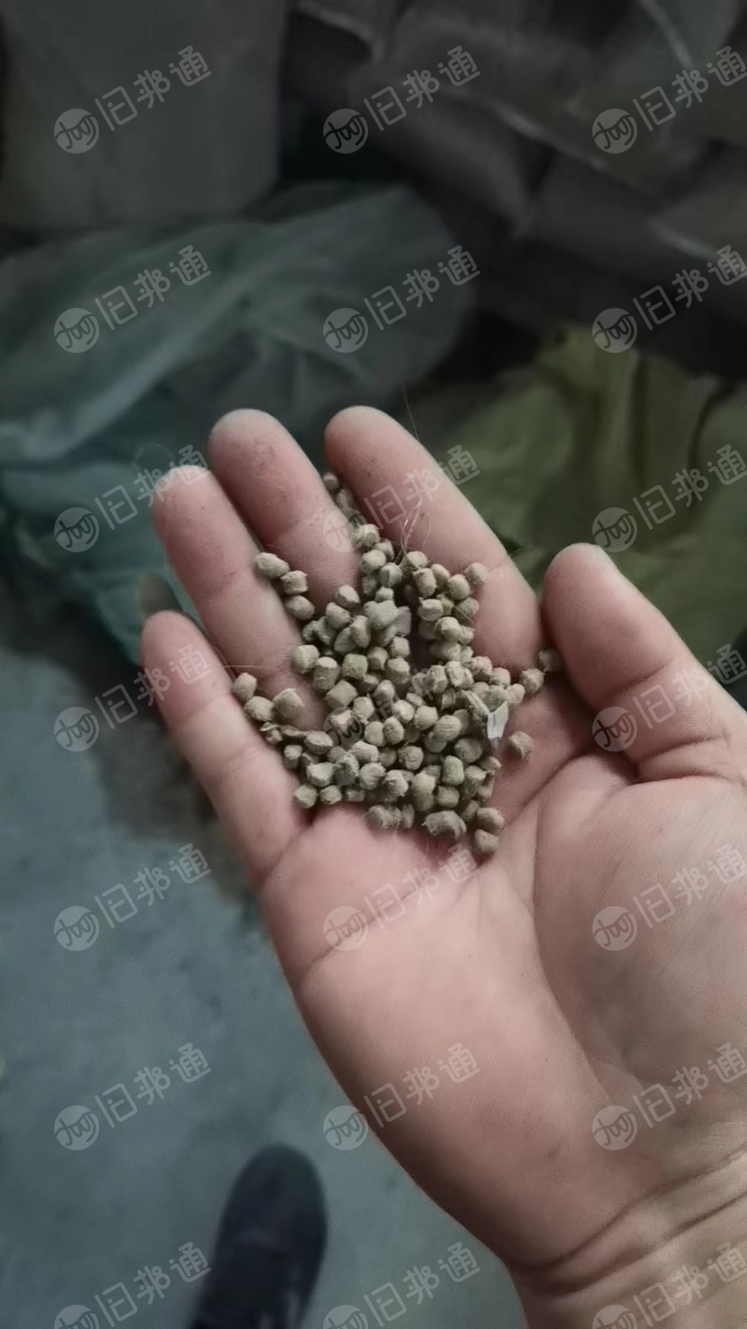 软质PVC颗粒,有黑色和卡其色颗粒,长期供应
