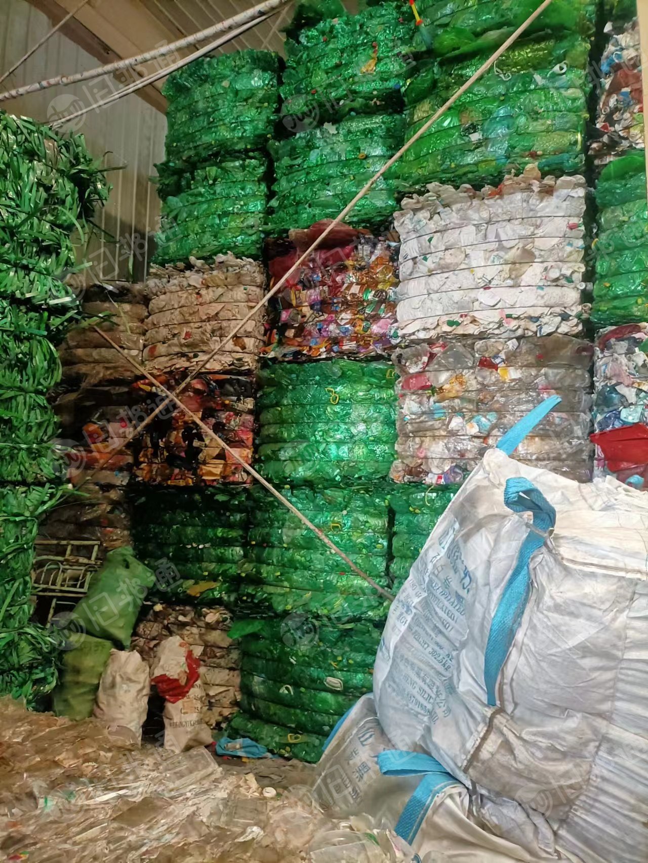 绿色打包带毛料9吨，绿瓶砖20吨左右出售