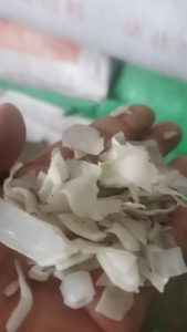 清洗甩干的大白破碎料长期出售