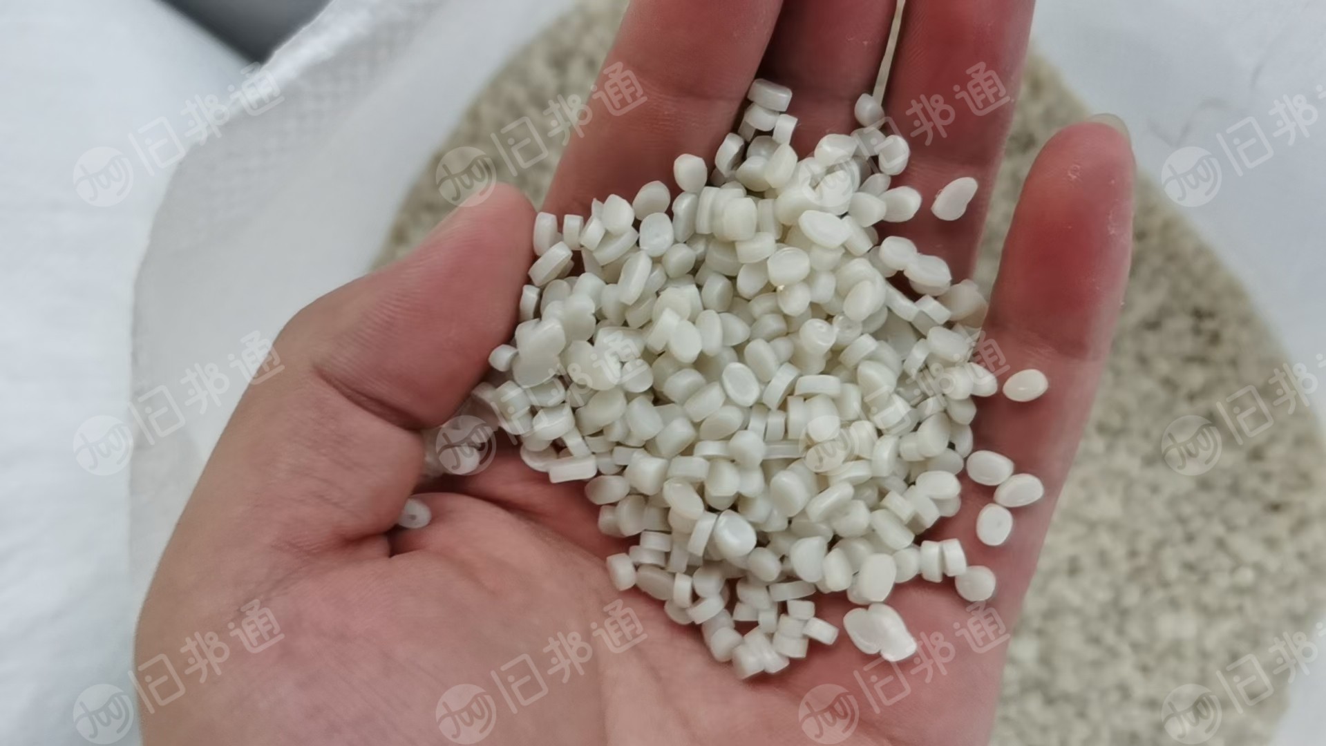 大白低压颗粒,尿素桶颗粒,常年出售