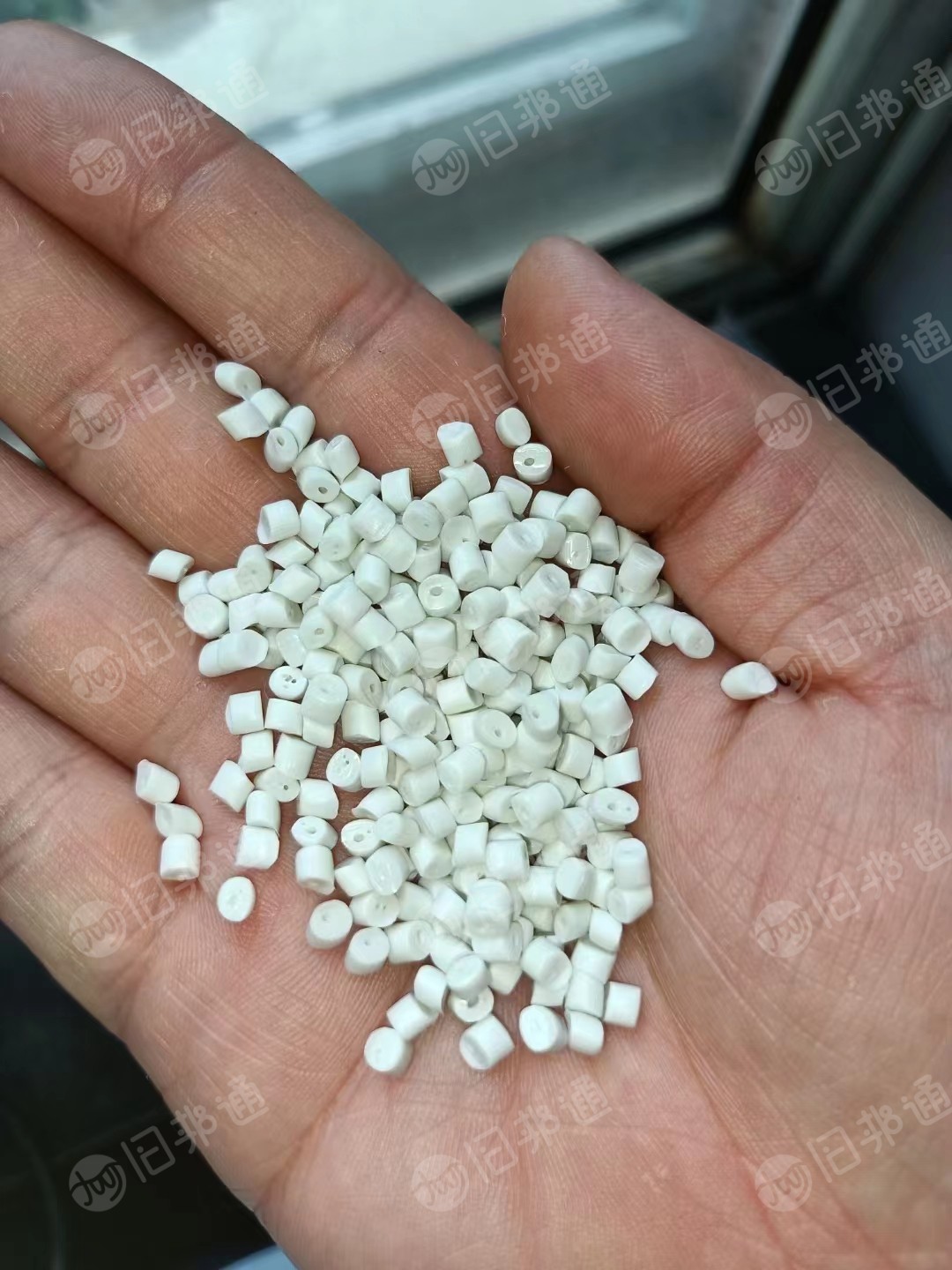 出售聚乙烯HDPE,小中空低压吹塑料，过80-100的，长期供应