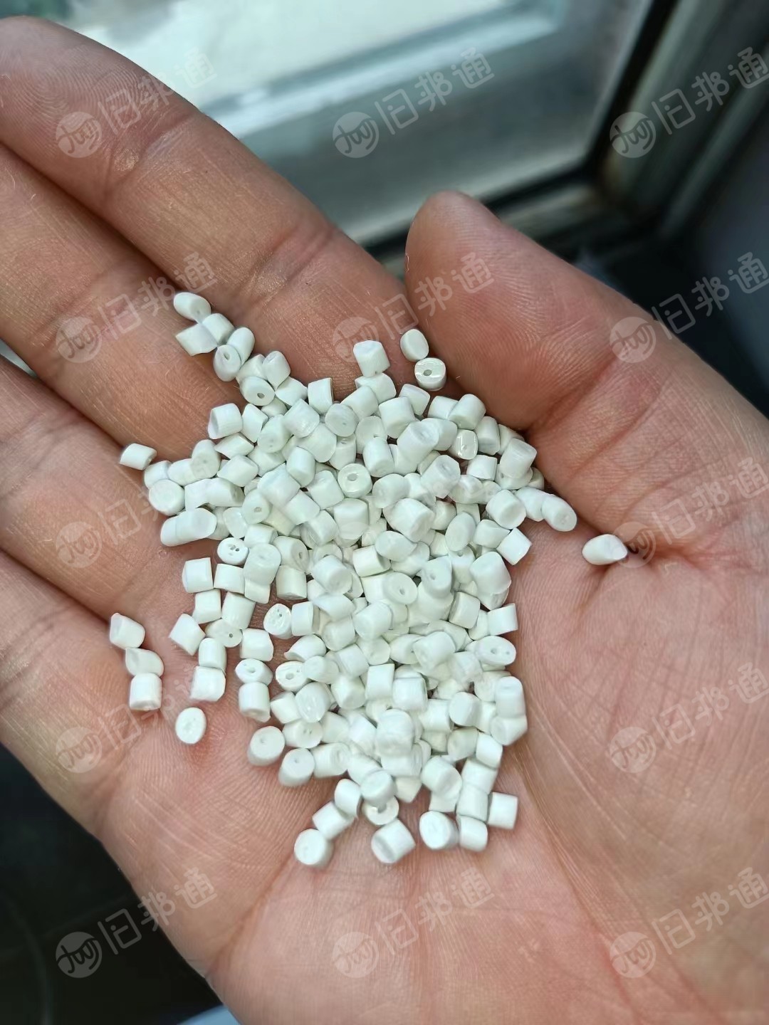 出售聚乙烯HDPE,小中空低压吹塑料,过80-100的,长期供应