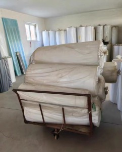 出售库存涤纶浸渍无纺布处理，品质是出口级别，厚薄的都有，宽窄不一样，只有黑白色的