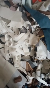沙发厂下来的皮革废料，废布，月供100吨，长期出售