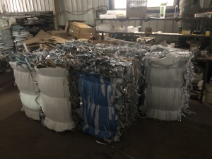 厂家出售水刺无纺布蜂巢帘废料