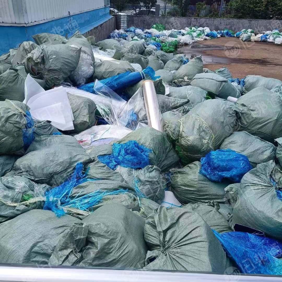 PET膜废料,卷膜和散膜都有,带胶,长期出售