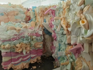 无粉家私绵，20%皮，黑色棉芯，黑色海绵，废海绵等，长期出售