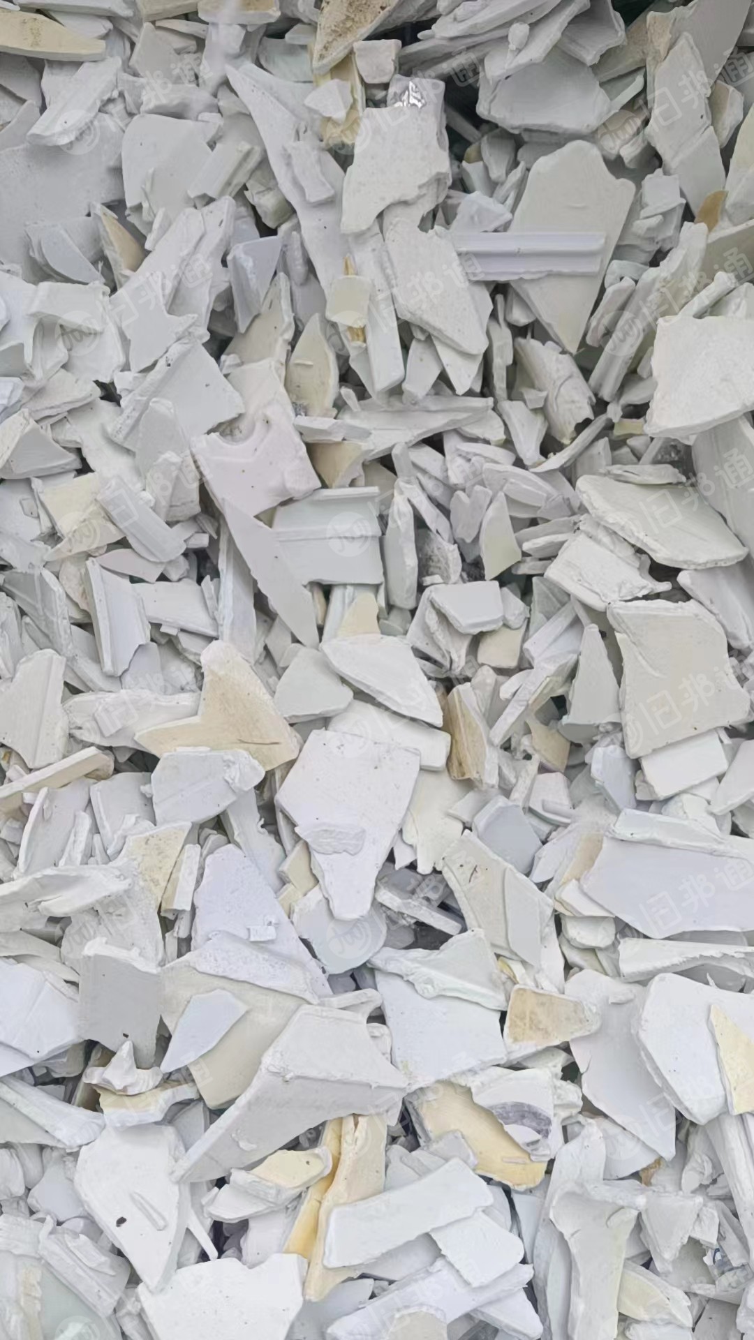硬质PVC白钢破碎料，PVC护墙板破碎料、扣板破碎料 、PVC三级料，PVC统管破碎料，长期出售