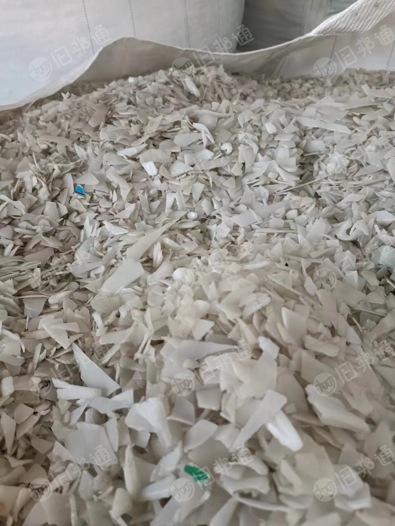 大白尿素桶破碎料,长期出售