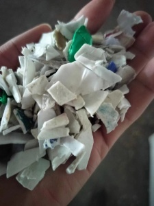 白色带字涂料桶破碎料，花桶破碎料，现货各一挂车出售