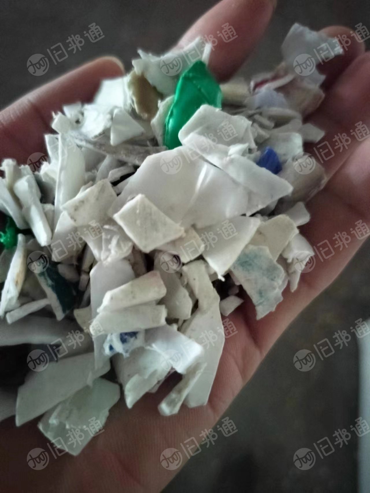 白色带字涂料桶破碎料,花桶破碎料,现货各一挂车出售