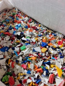 涂料桶破碎料，现货一挂，长期出售