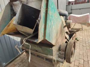 800粉碎机提料机甩干机一套，九五成新，全套带新工具新甩干机，配电柜，几十米电缆，接电可直接干活，现货出售
