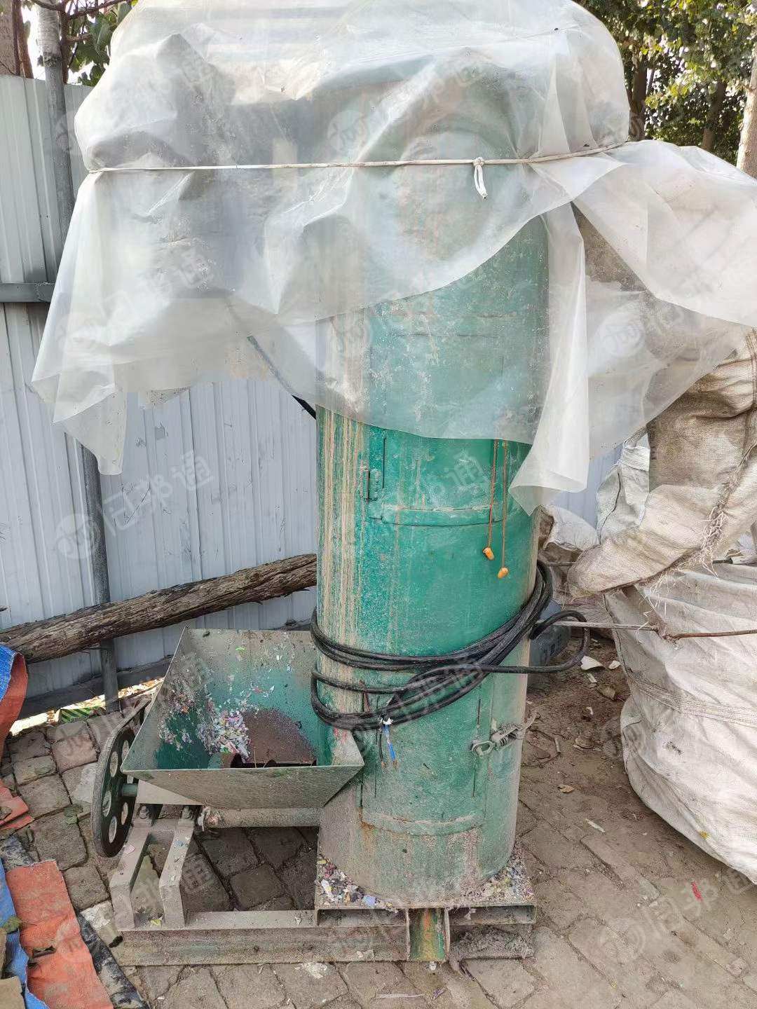 800粉碎机提料机甩干机一套,九五成新,全套带新工具新甩干机,配电柜,几十米电缆,接电可直接干活,现货出售