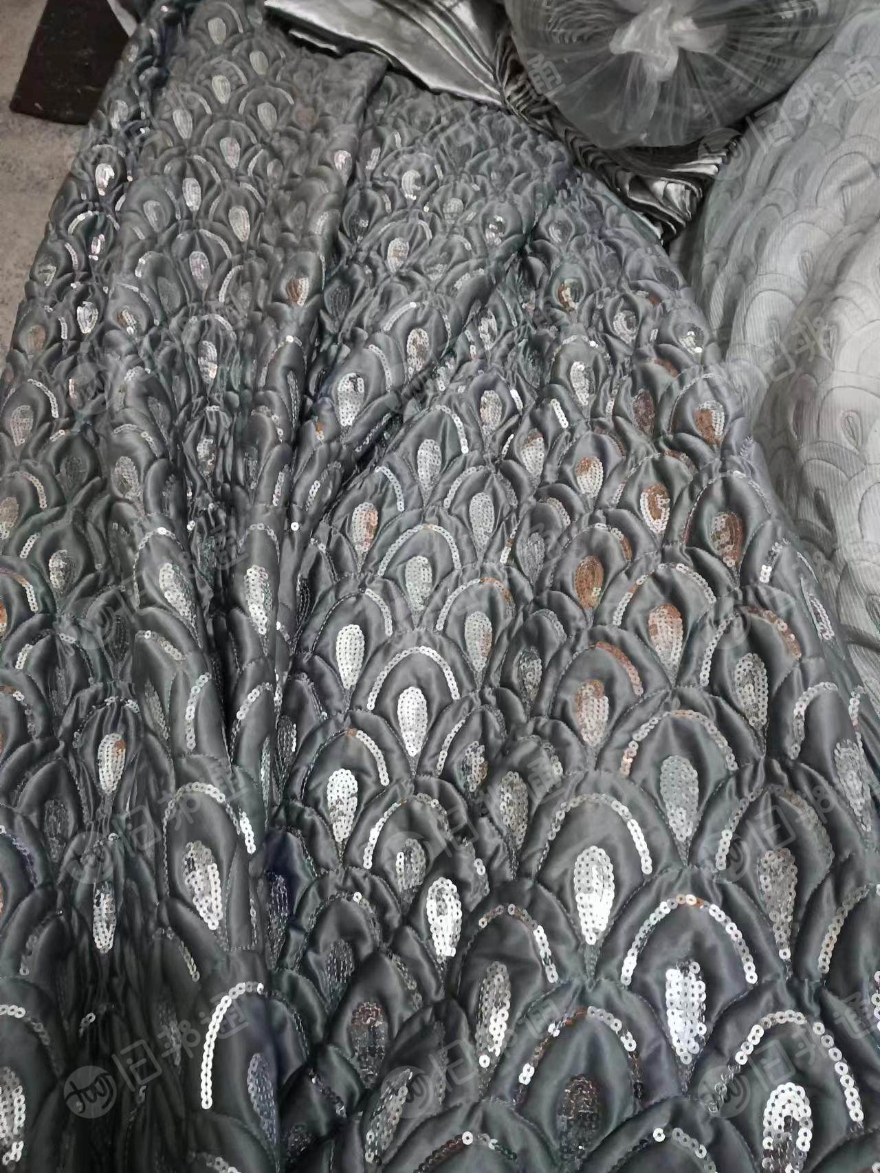 亮片绣加丝棉绗缝库存布低价处理