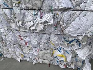 干造编织袋，绿色的28吨左右，白色的不到40吨，长期出售