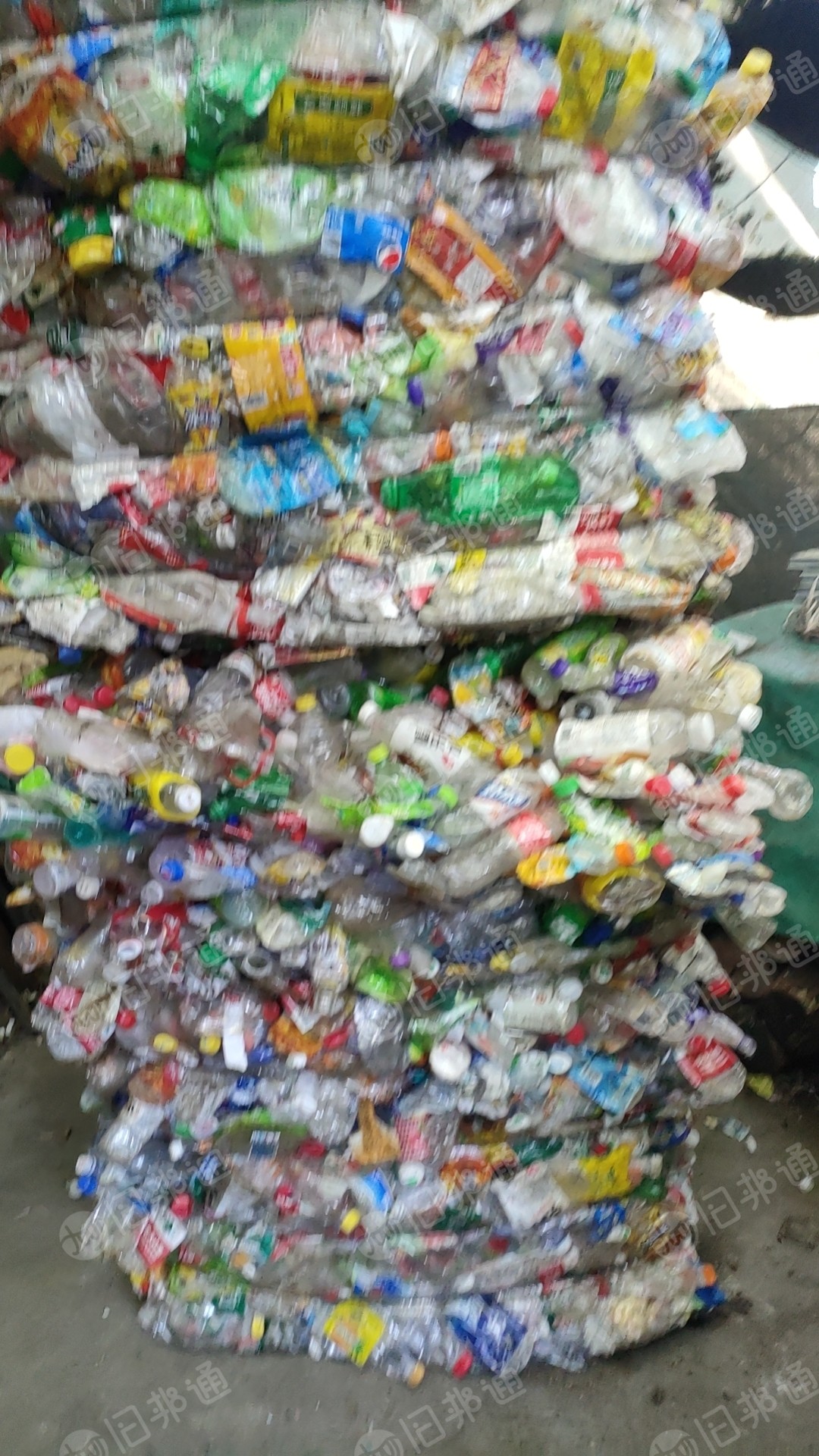 三色瓶砖,矿泉水瓶压块,现货50吨出售