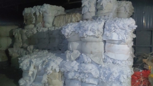 纺纱厂家出售气流纺下来的漂白涤棉纱下角料