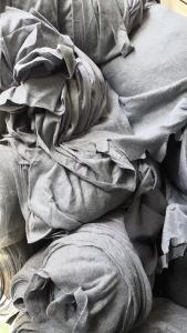 涤纶无纺布废布，大布块，黑色，灰色，开花用，现货两车，长期大量出售