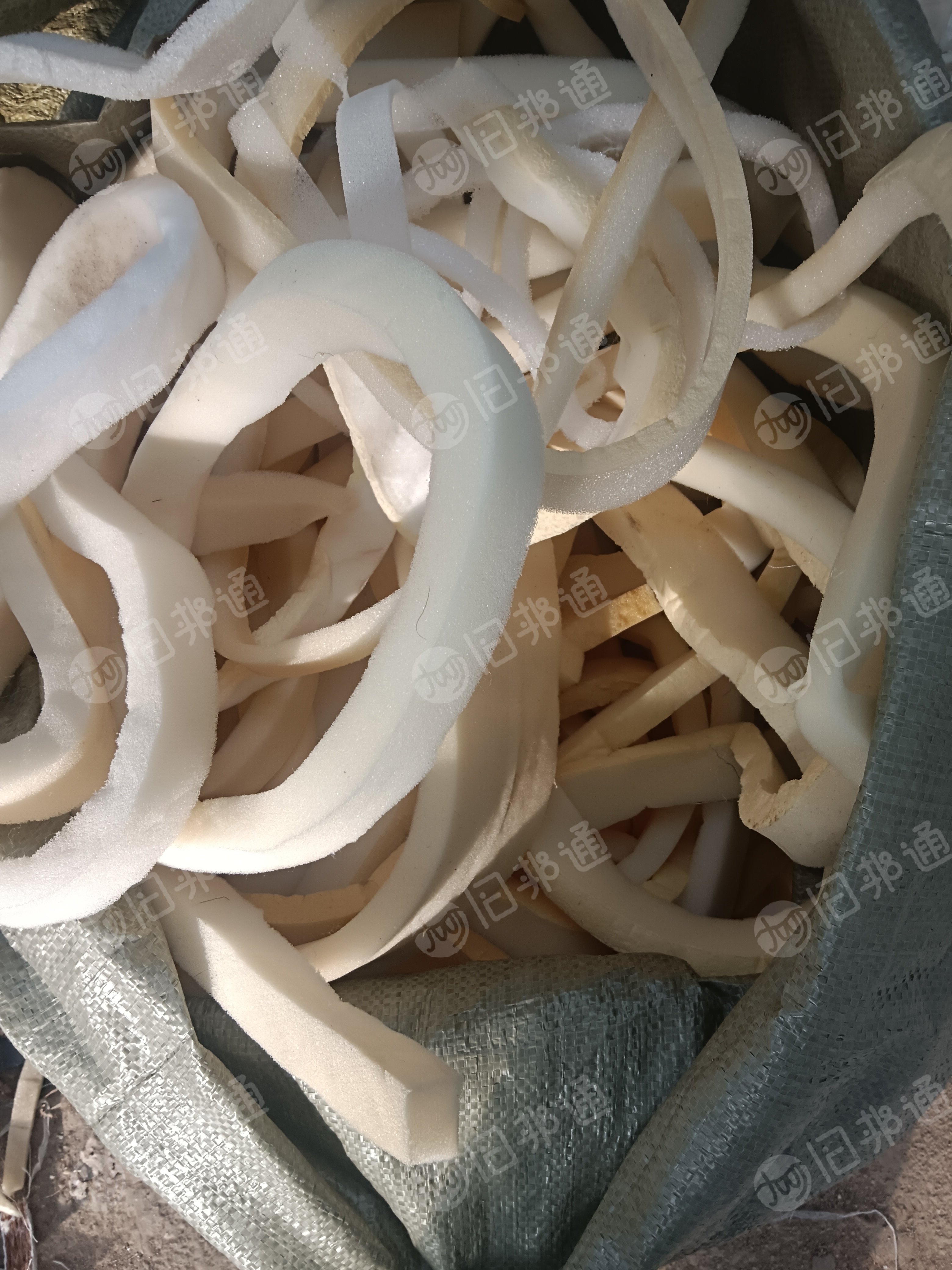 床垫厂、沙发厂海绵边角料,带布海绵,大量出售