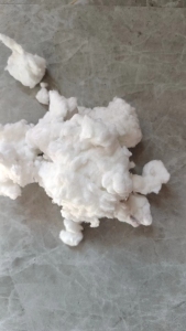 白色涤纶毛毛料，涤纶下脚料，白色，黑色都有，月供百来吨，大量出售