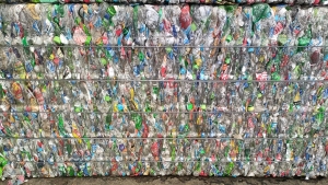 PET三色瓶砖出售，现货40吨