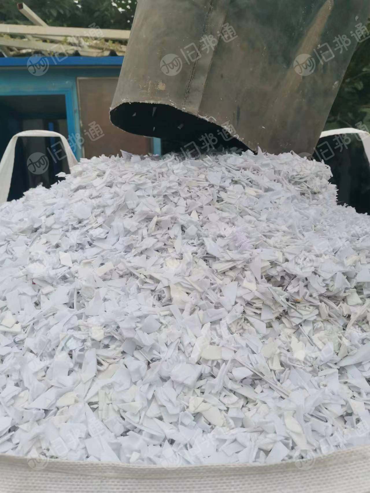 纯工地下来的涂料桶破碎料出售,月供20几吨